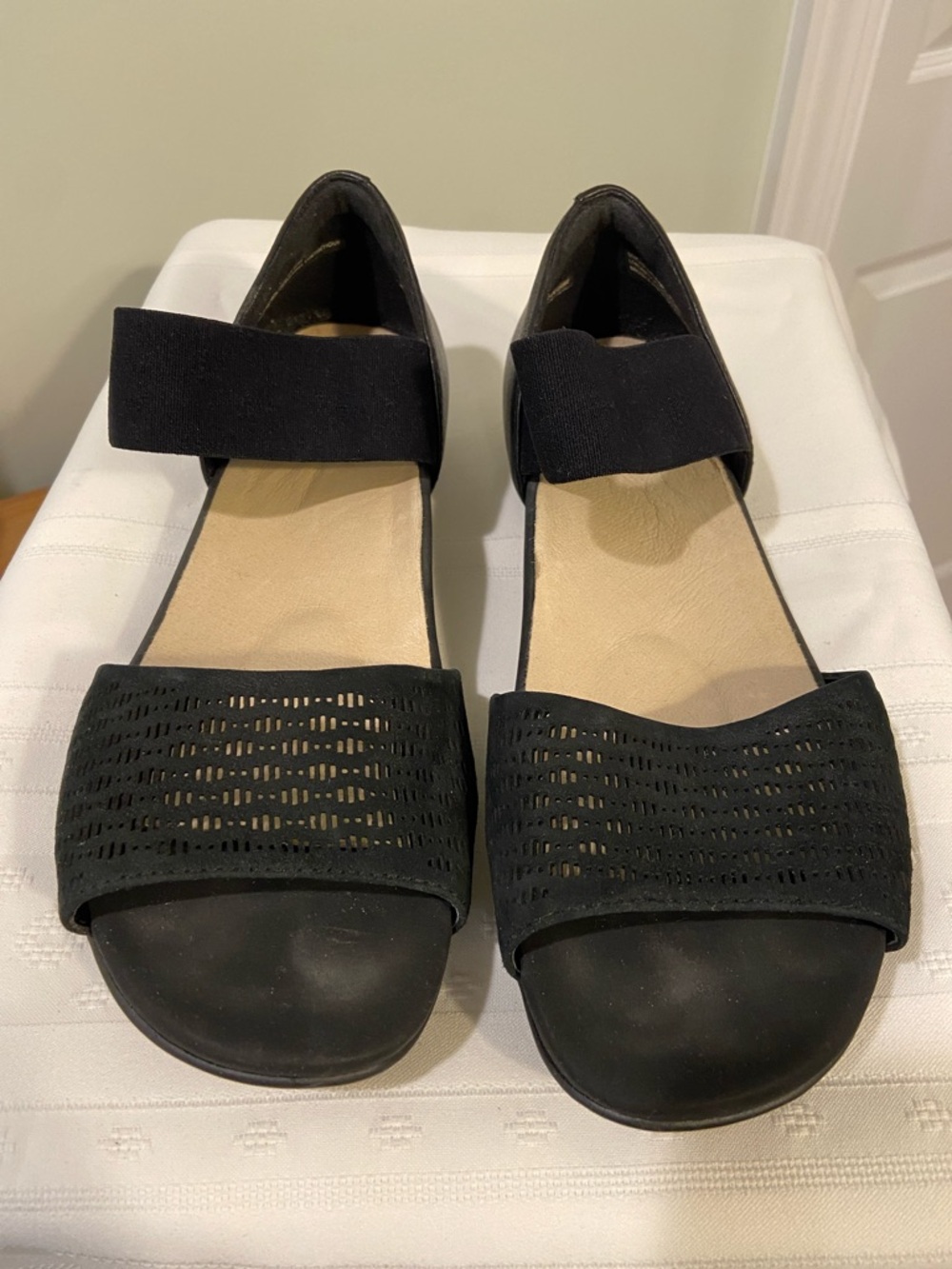 Earth Brand Black "Alder Amora: Open Peep Toe Sandal w/Wide Vamp Band